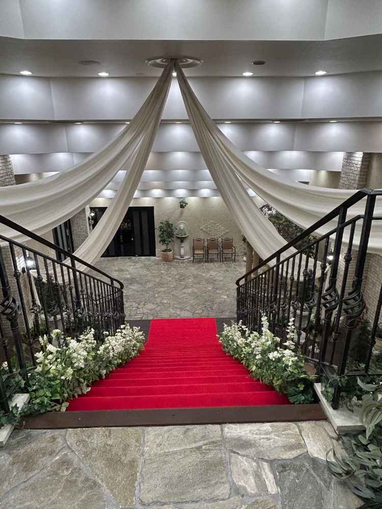 挙式後にフラワーシャワーを行える室内の庭外にいるように思えた。