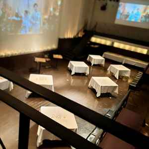 披露宴会場を見せて頂きました。スクリーンが3枚あり、映画のような感覚を味わうことができました。