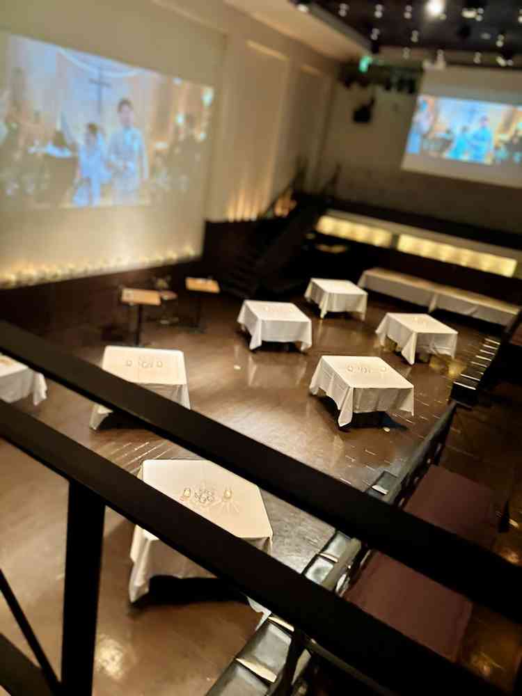 披露宴会場を見せて頂きました。スクリーンが3枚あり、映画のような感覚を味わうことができました。