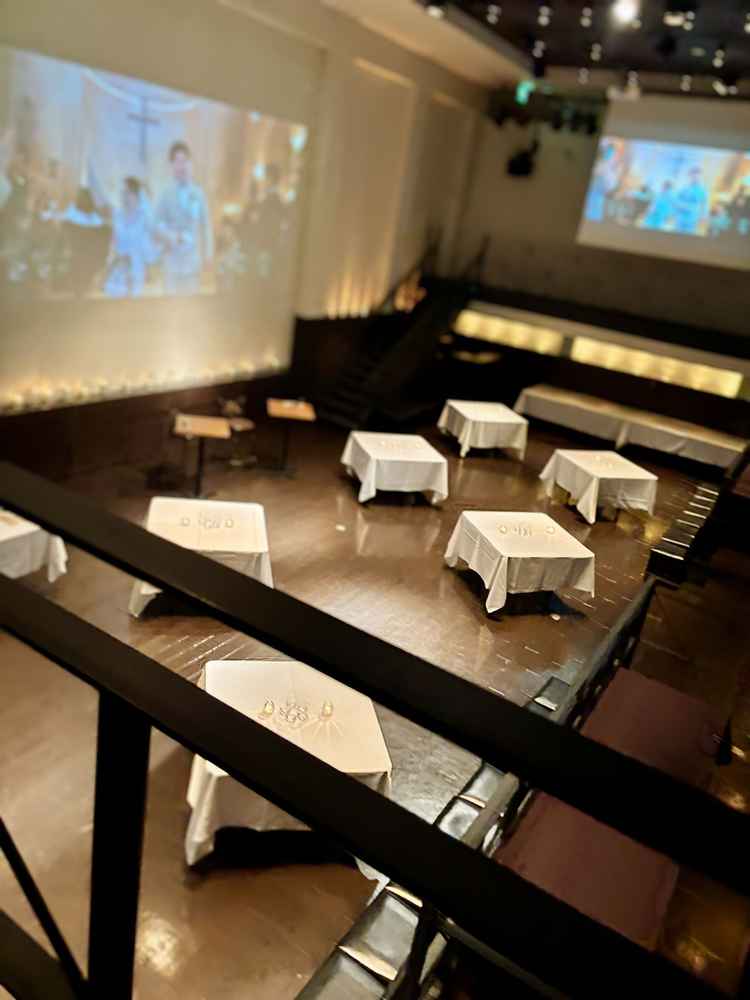 披露宴会場を見せて頂きました。スクリーンが3枚あり、映画のような感覚を味わうことができました。