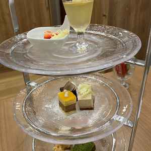 パティシエ特製スイーツです。アフタヌーンティーのように盛られた様々なスイーツが堪能できます。