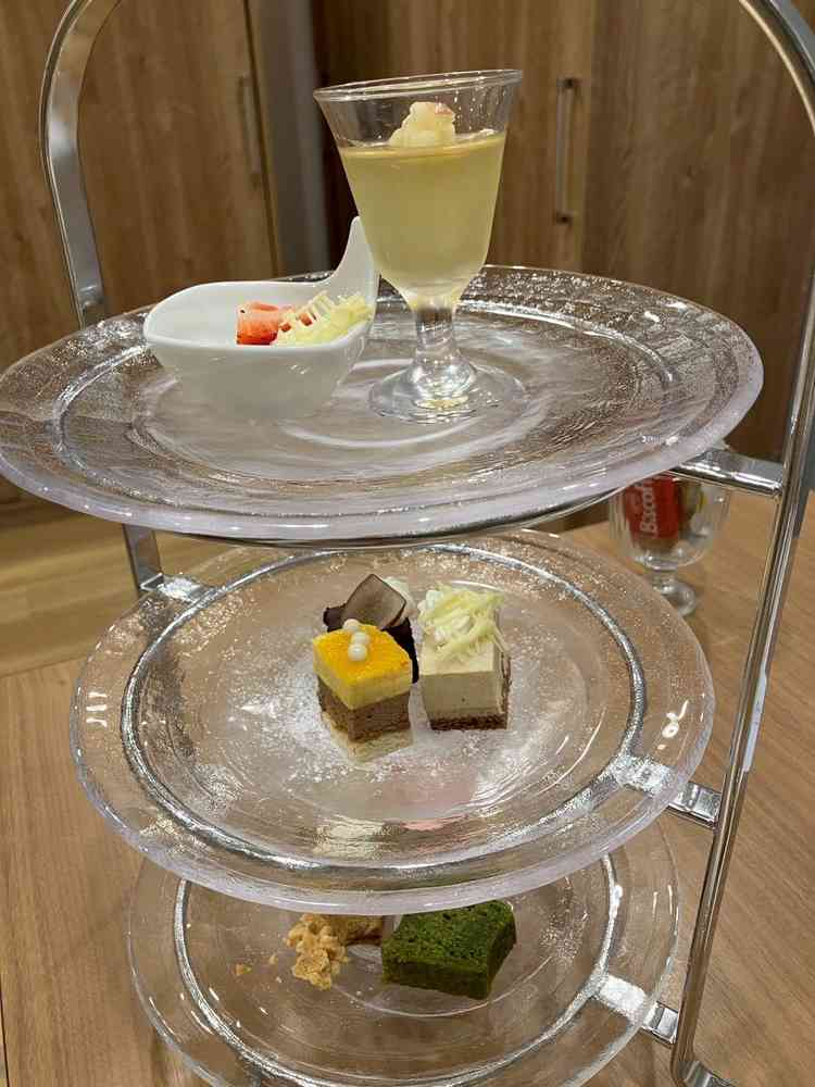 パティシエ特製スイーツです。アフタヌーンティーのように盛られた様々なスイーツが堪能できます。