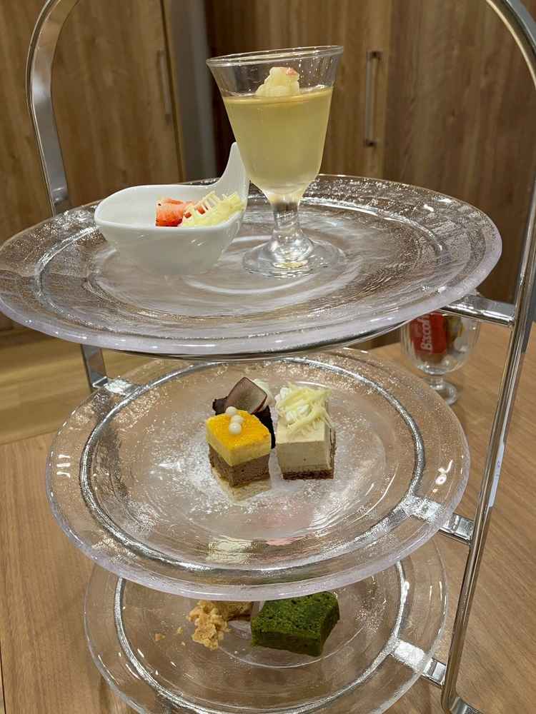 パティシエ特製スイーツです。アフタヌーンティーのように盛られた様々なスイーツが堪能できます。