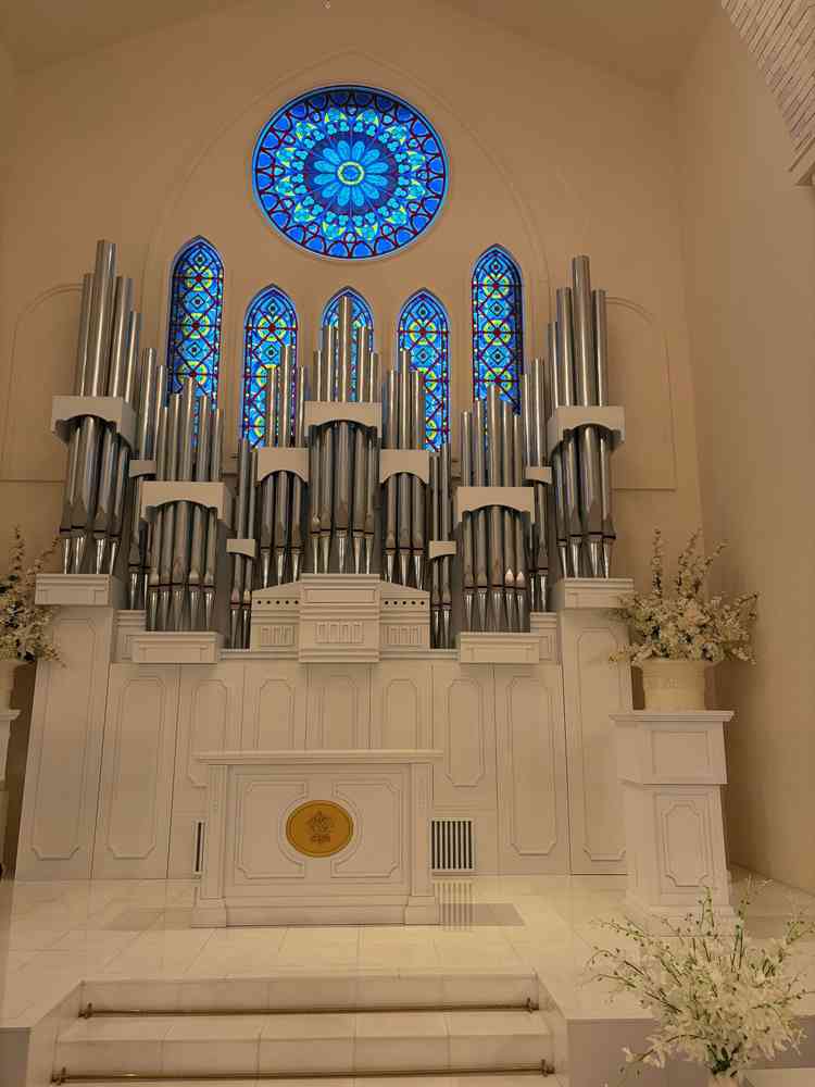 ほかの式場にはない、白い大聖堂チャペル。ガラッと今までと雰囲気が違ってよかった。