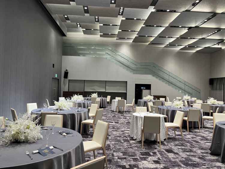 〜100名の会場。階段がありデジタルサイネージの演出なども可能とのこと。