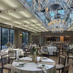 披露宴会場です。陽がさしていてとても美しい会場でした。ライブキッチンもあるようです。