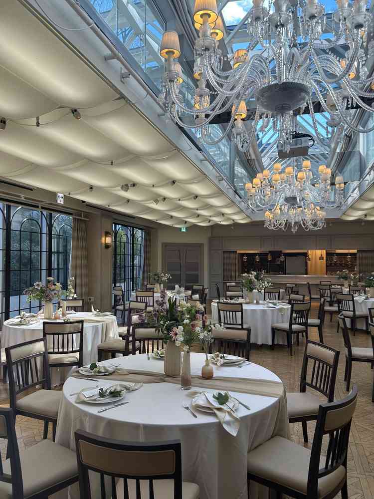 披露宴会場です。陽がさしていてとても美しい会場でした。ライブキッチンもあるようです。