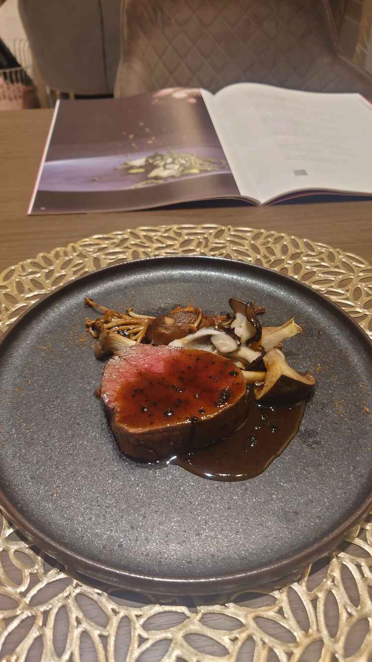 試食でお肉とパンをいただきました。付け合わせは季節の食材を使っているとのことでした。