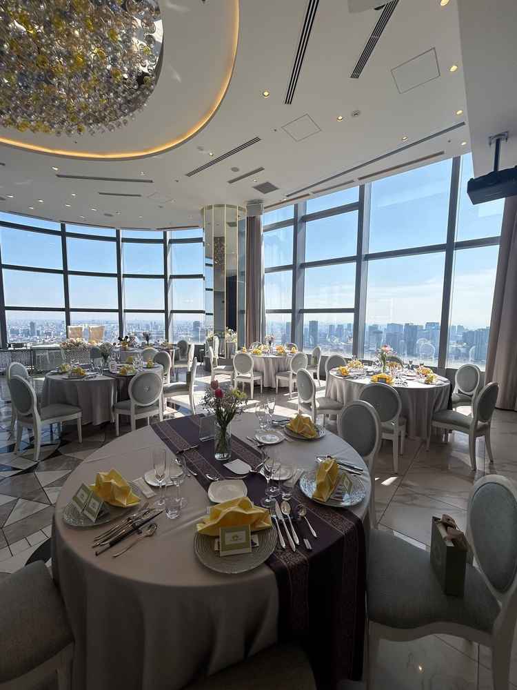 披露宴会場。写真だと窓際の席は日差しが強いが、披露宴の時間帯は和らぐとのこと。