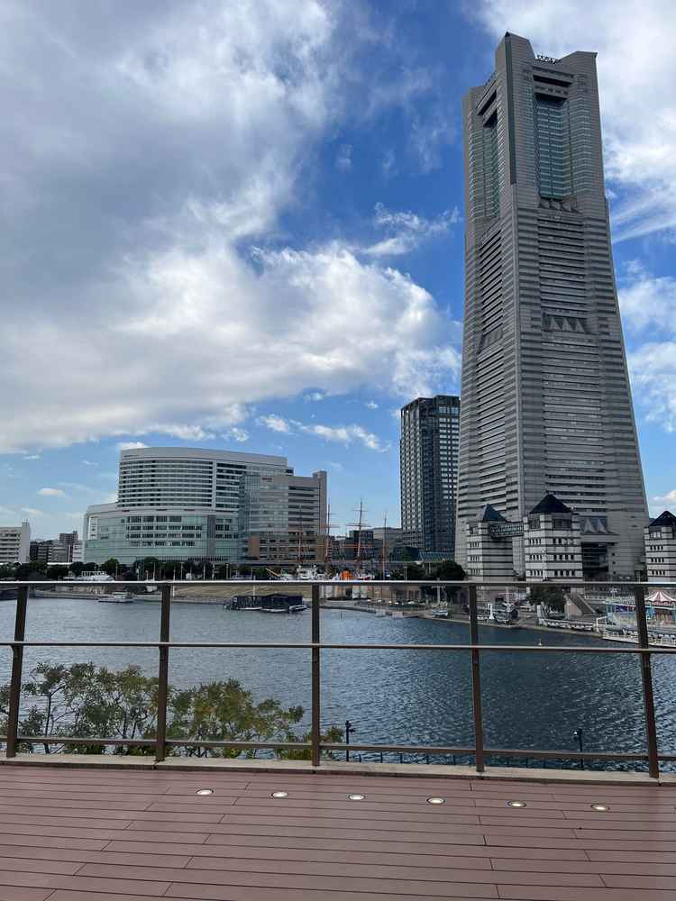 チャペル後、フラワーシャワーが出来るテラス。写真映えする眺め。