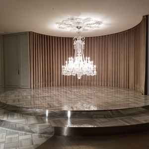 挙式会場のバカラ製シャンデリア。