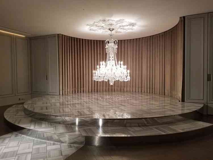 挙式会場のバカラ製シャンデリア。