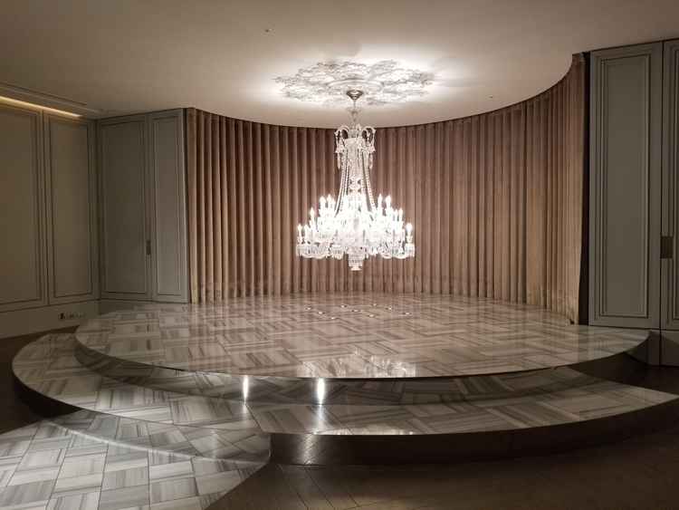 挙式会場のバカラ製シャンデリア。