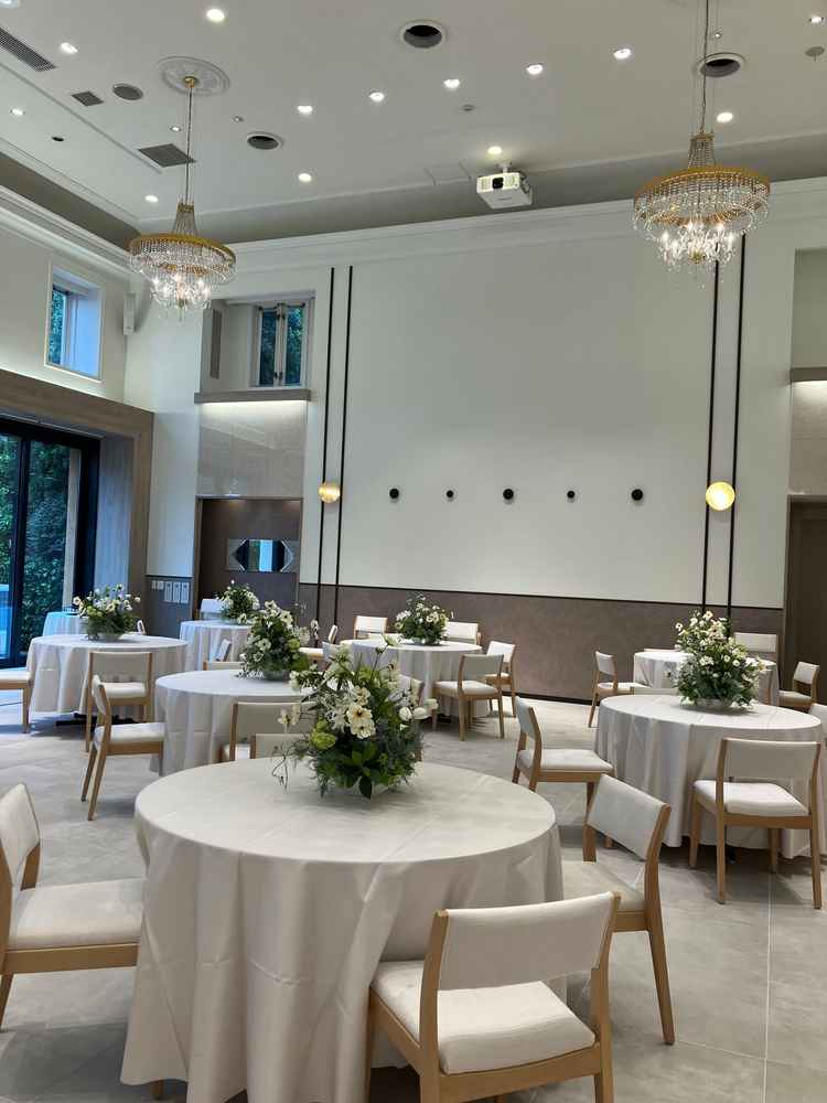 披露宴会場は天井も高く、かなり綺麗