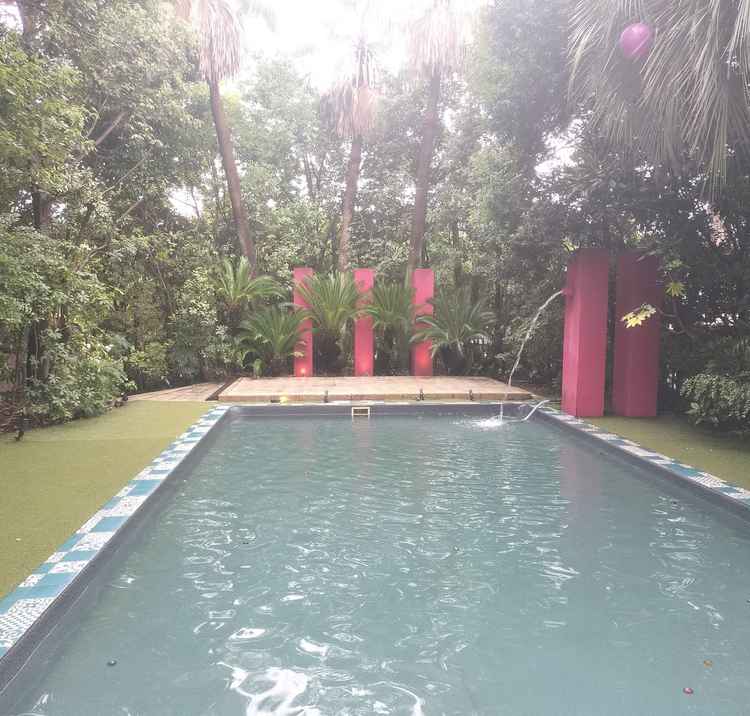 庭のプールです。プールに向かってゲストと風船を投げてお祝いをします。