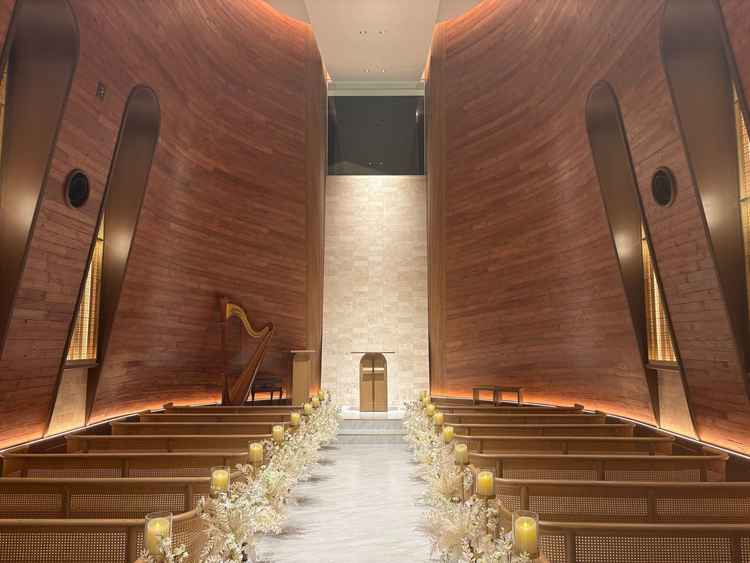 白いウエディングドレスが映える挙式場、夜でもこの明るさで、写真よりも実物の方が圧倒的に美しい