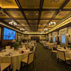 披露宴会場。落ち着いた雰囲気で良かったです。大きなテレビモニターもどこからでも見やすかったです。