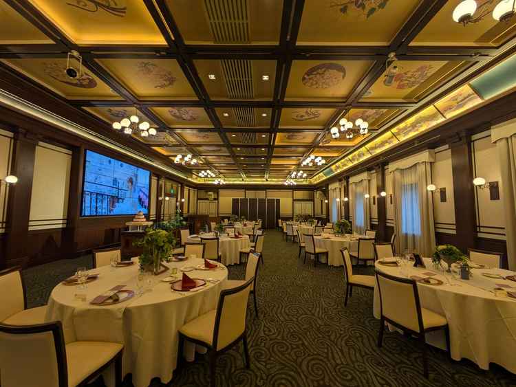 披露宴会場。落ち着いた雰囲気で良かったです。大きなテレビモニターもどこからでも見やすかったです。