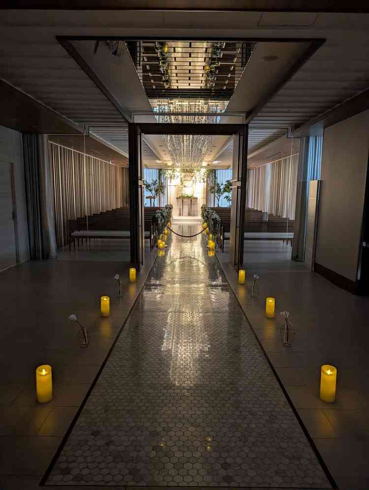 式場はコンセプトも考えられており、演出も良かったです。２面窓で自然光も十分でした。