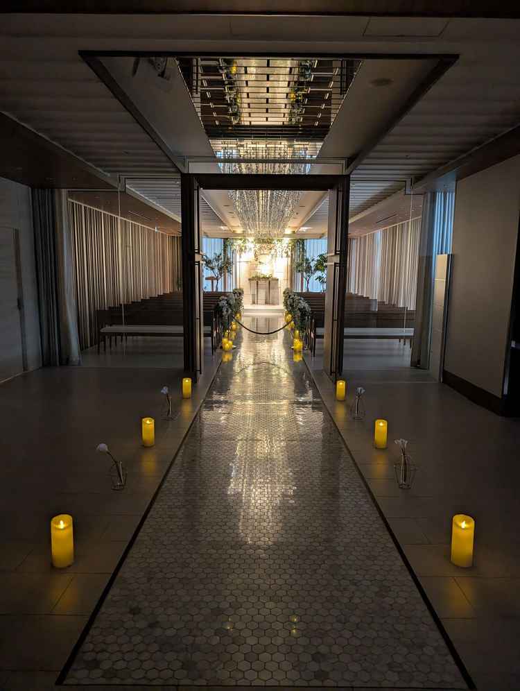 式場はコンセプトも考えられており、演出も良かったです。２面窓で自然光も十分でした。