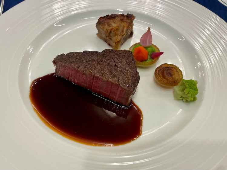 試食、国産牛フィレの赤ワインソース