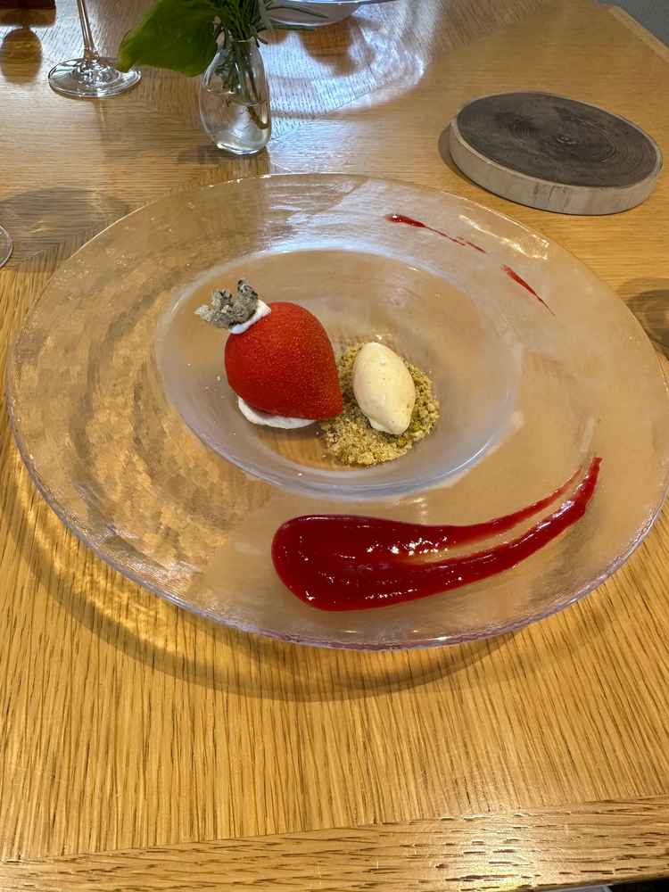 デザートにこだわっているのか、パティシエの方から説明やウェディングケーキの過去の作品を見せて頂いた