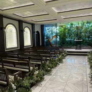 挙式会場。春は桜、秋は紅葉など、季節によって変わる装飾が魅力的。