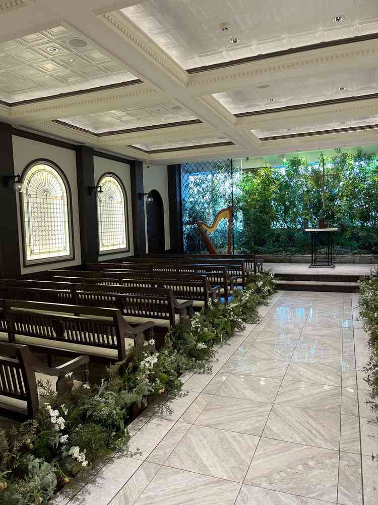 挙式会場。春は桜、秋は紅葉など、季節によって変わる装飾が魅力的。