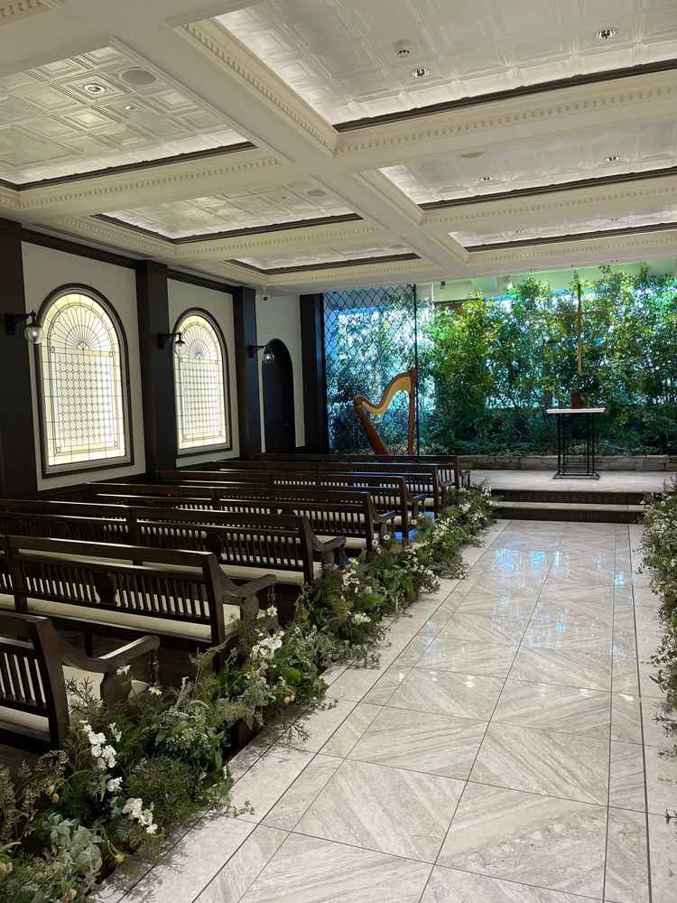 挙式会場。春は桜、秋は紅葉など、季節によって変わる装飾が魅力的。