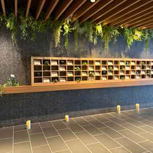 参列者がチャペルへ向かう際に通る通路です。壁に新郎新婦から各々への手紙を置いておけます。