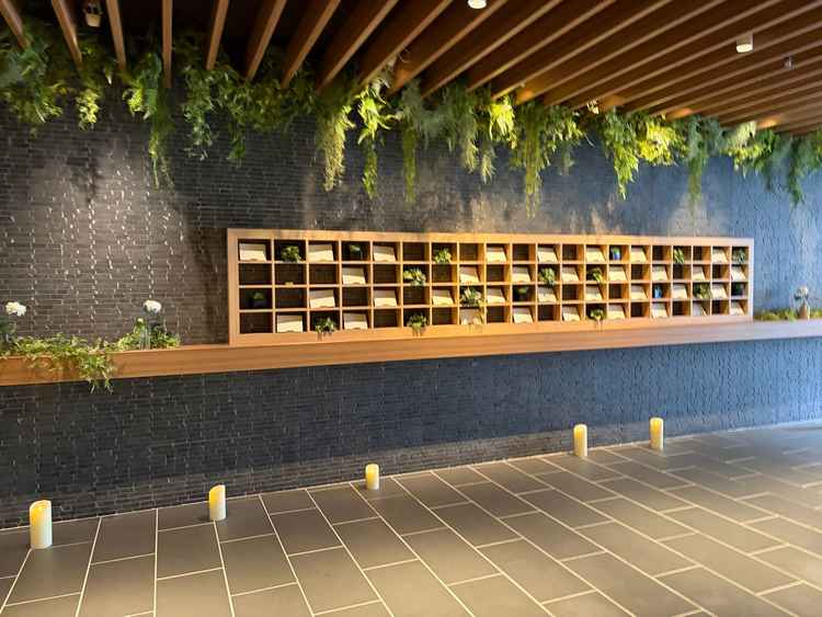 参列者がチャペルへ向かう際に通る通路です。壁に新郎新婦から各々への手紙を置いておけます。