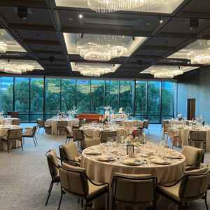 披露宴会場クイーンズ。天井のシャンデリアが綺麗。