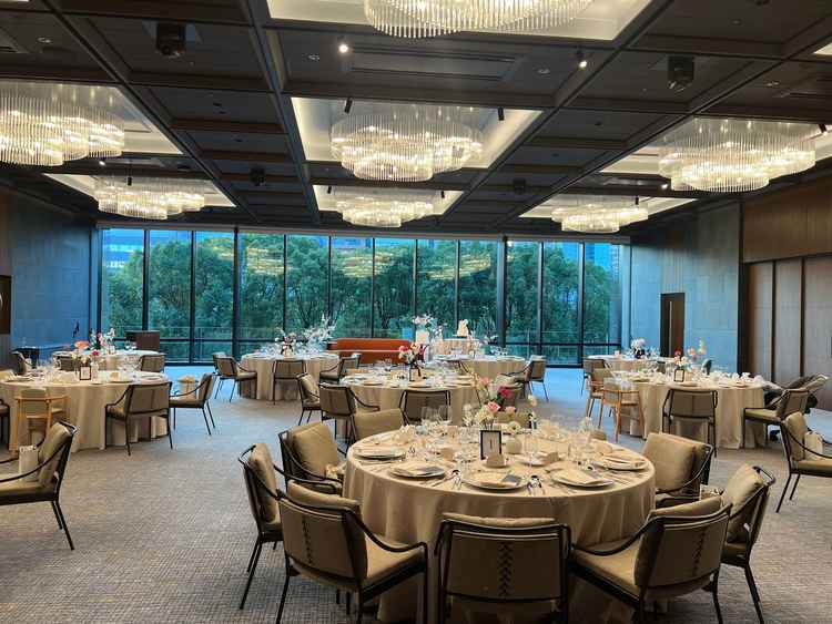 披露宴会場クイーンズ。天井のシャンデリアが綺麗。