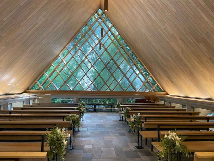 一つ目のチャペル。三角形になっているので天井がとても高く開放感があった。木の良い香りがしていた。