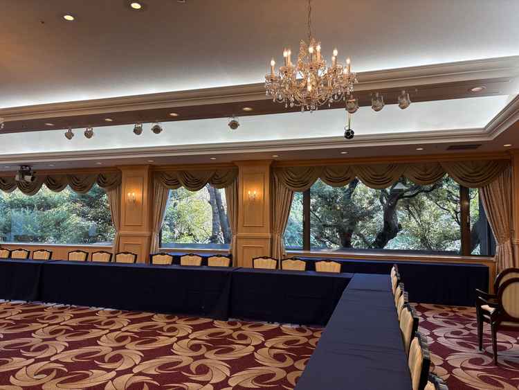 少人数向けの会場です。写真のテーブルは会議用の配置ですが、披露宴では希望に合わせてくださるそうです。