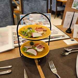 試食のお料理。寿司をフレンチにアレンジしたとのこと。美味しかったですが、生魚苦手な人には難しいですね