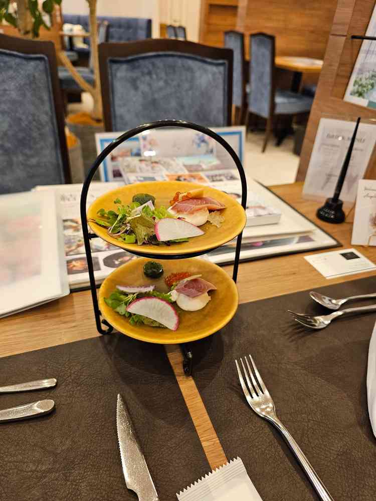 試食のお料理。寿司をフレンチにアレンジしたとのこと。美味しかったですが、生魚苦手な人には難しいですね