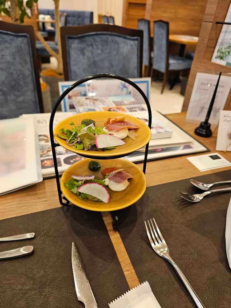 試食のお料理。寿司をフレンチにアレンジしたとのこと。美味しかったですが、生魚苦手な人には難しいですね