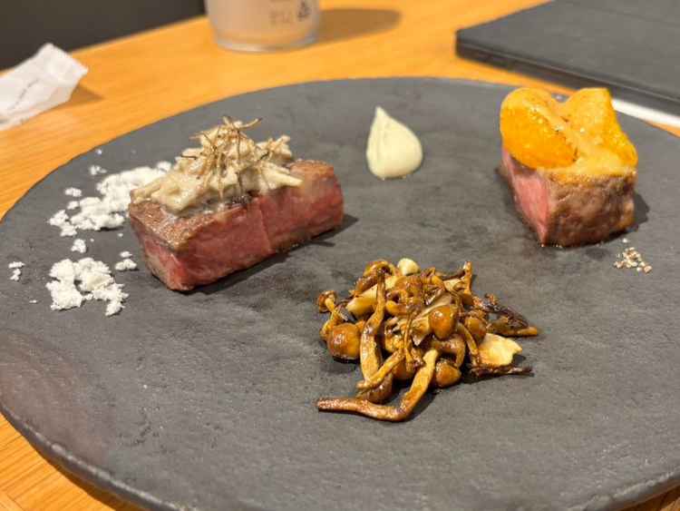 試食のメイン料理、オレンジの乗ったお肉が特においしかったです