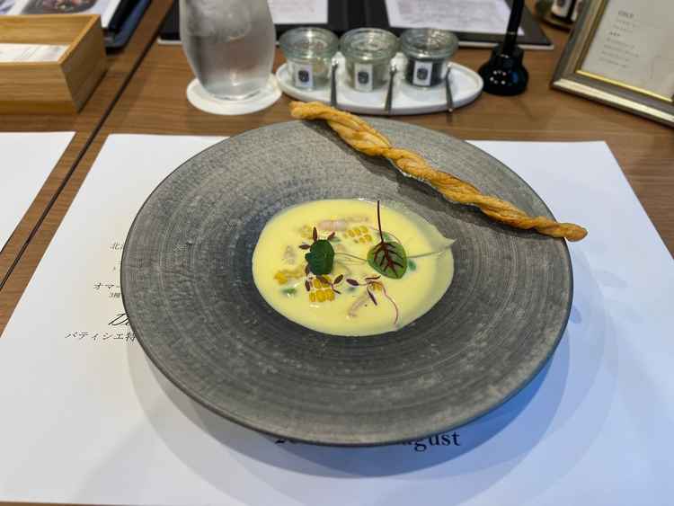 前菜のコーンとエビのスープ。どちらも大好物なのでとてもテンションが上がりました！