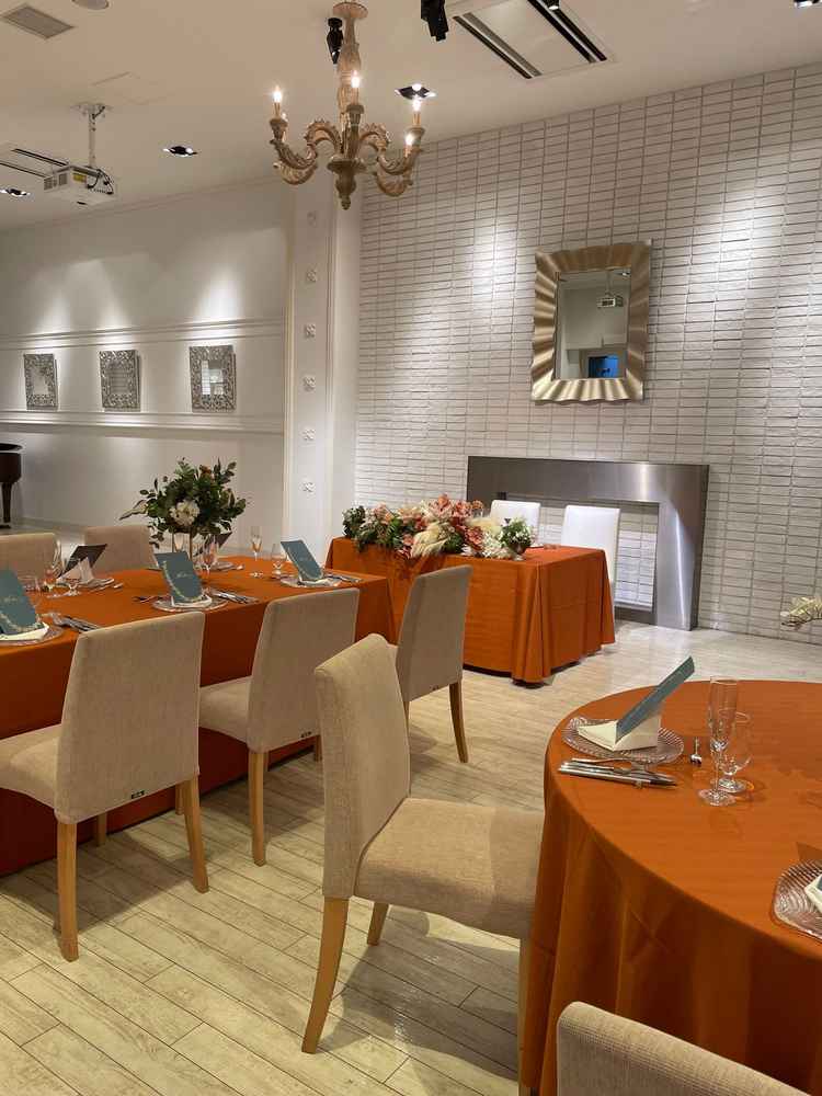 披露宴会場もシンプルながら広く感じた。クロスのテラコッタはいつもとは違うらしい素敵