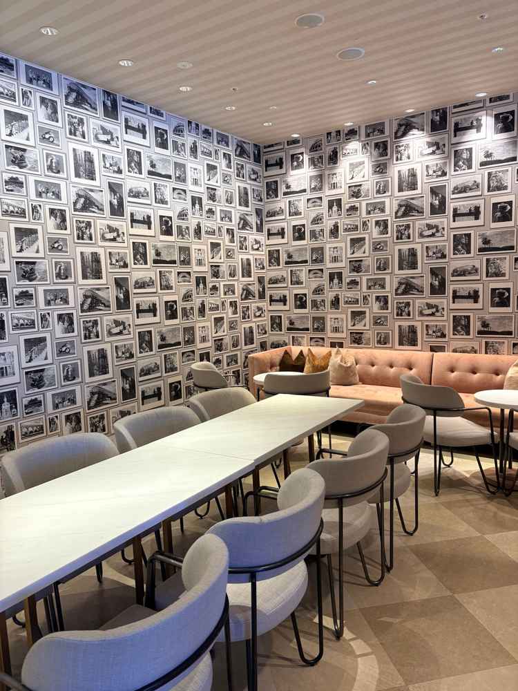 親族待合室。ゲスト待合室の奥に２つ同じ部屋がありました。