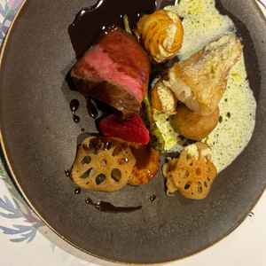 和フレンチ料理が見た目も味も良く、特にメインのサーロインがとても美味しかったです。