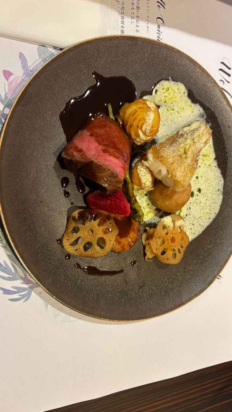 和フレンチ料理が見た目も味も良く、特にメインのサーロインがとても美味しかったです。
