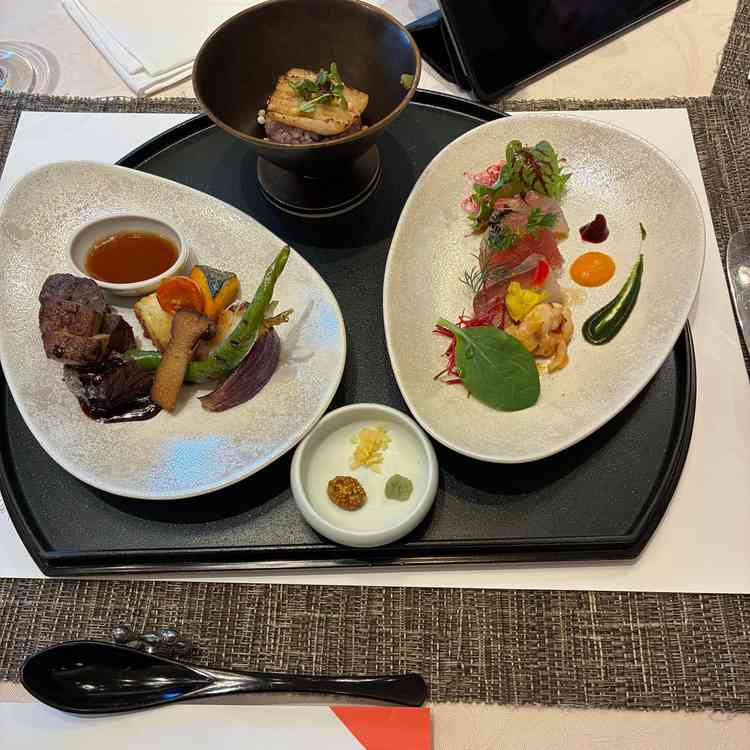 とても美味しい料理、新婦と新郎でそれぞれ別の試食を出していただきました。