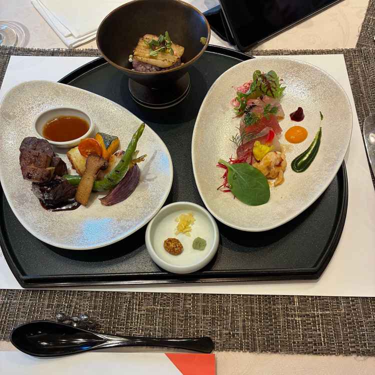 とても美味しい料理、新婦と新郎でそれぞれ別の試食を出していただきました。