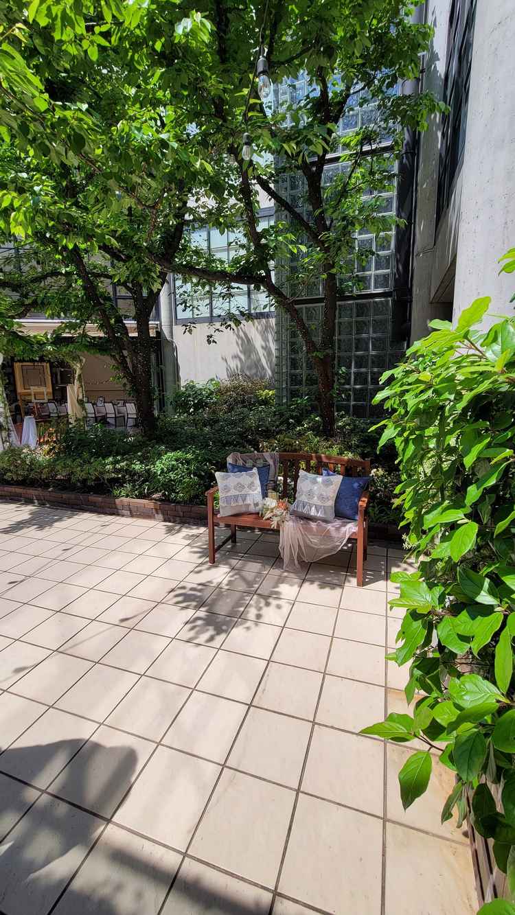 披露宴を行う場所のすぐとなりにある広いお庭