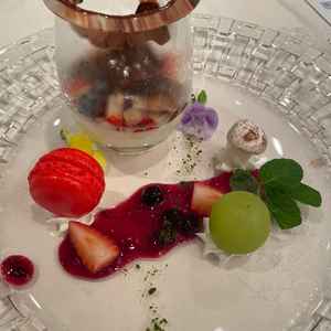 デザートの【パンナコッタとベリーのヴェリーヌフォンダン仕立て】です。チョコが甘すぎず美味しい。