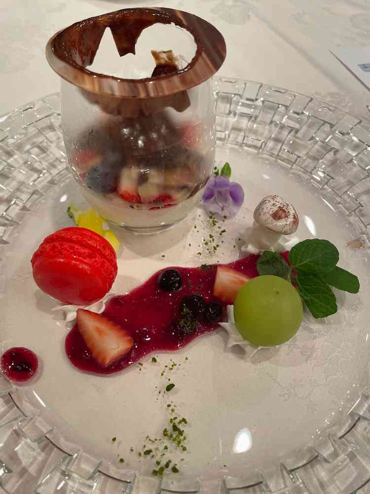 デザートの【パンナコッタとベリーのヴェリーヌフォンダン仕立て】です。チョコが甘すぎず美味しい。