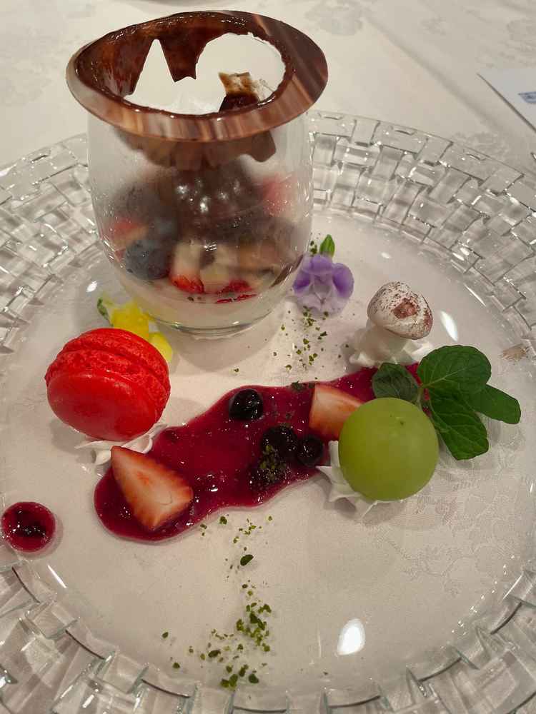 デザートの【パンナコッタとベリーのヴェリーヌフォンダン仕立て】です。チョコが甘すぎず美味しい。